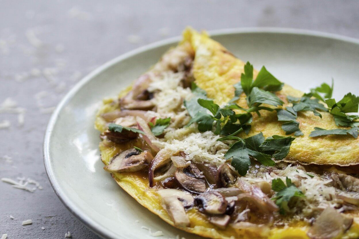 Omelete de queijo com cogumelo