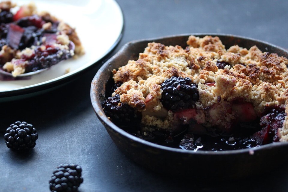 Mingau assado de maçã com frutas vermelhas