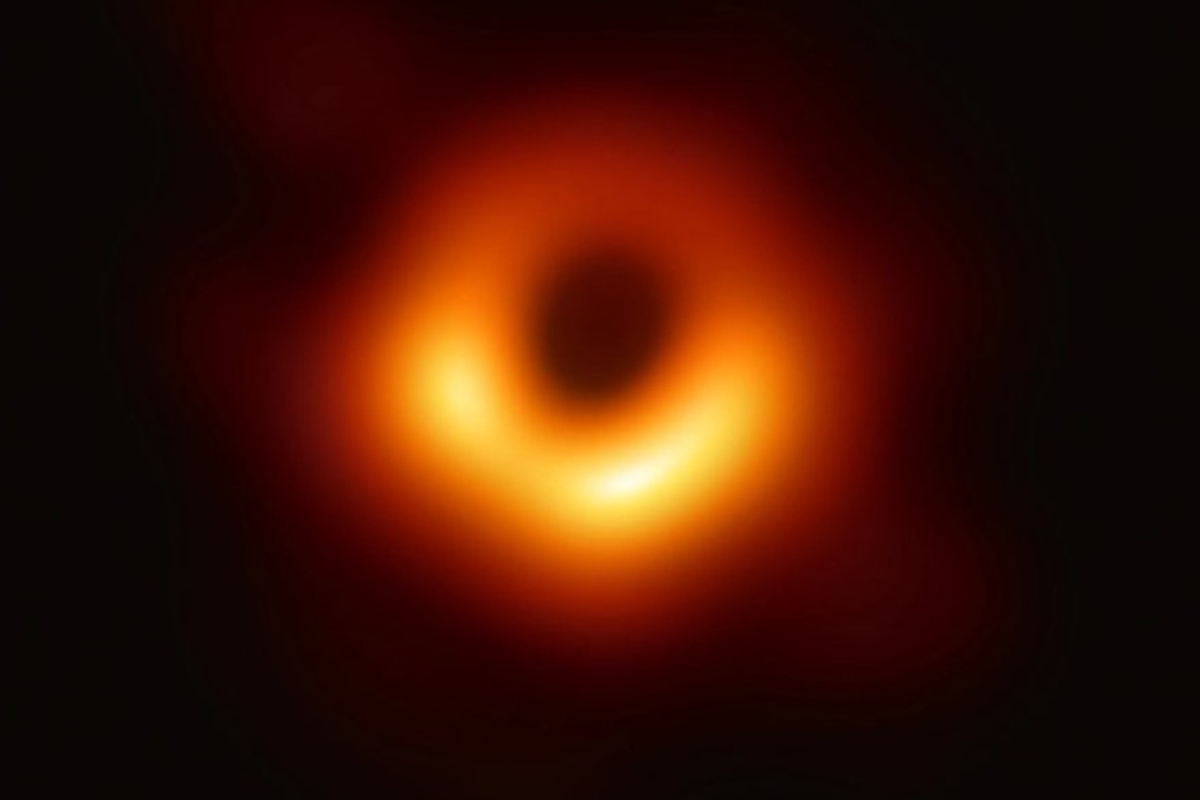 Imagem colorida de Buraco Negro - Metrópoles 