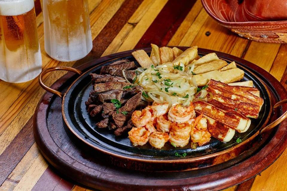 foto de chapa com camarões, carne, mandioca e queijo coalho