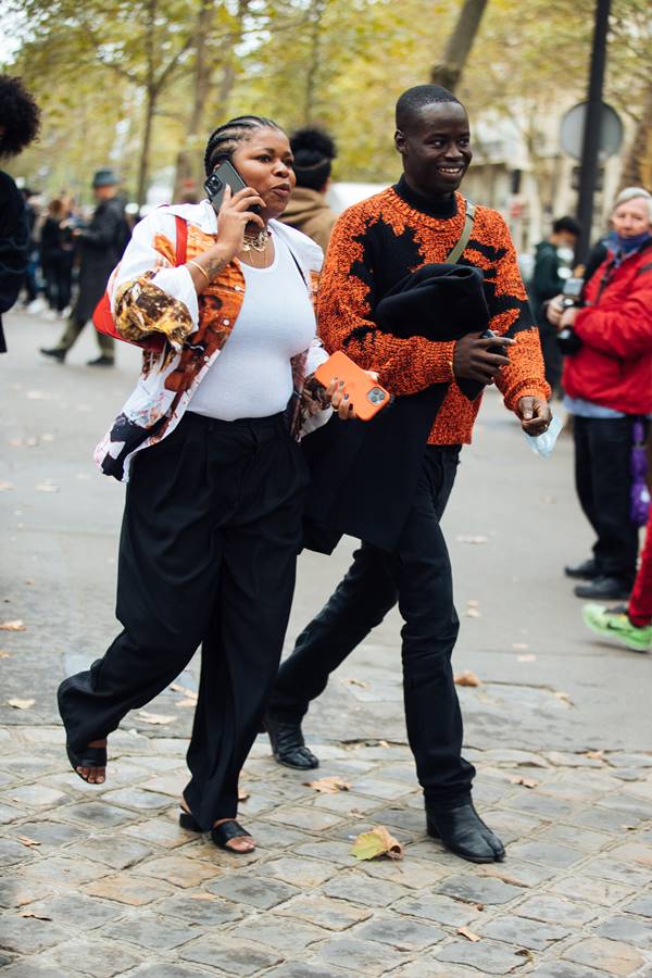 Homem e mulher negra usam looks coloridos na semana da moda de paris