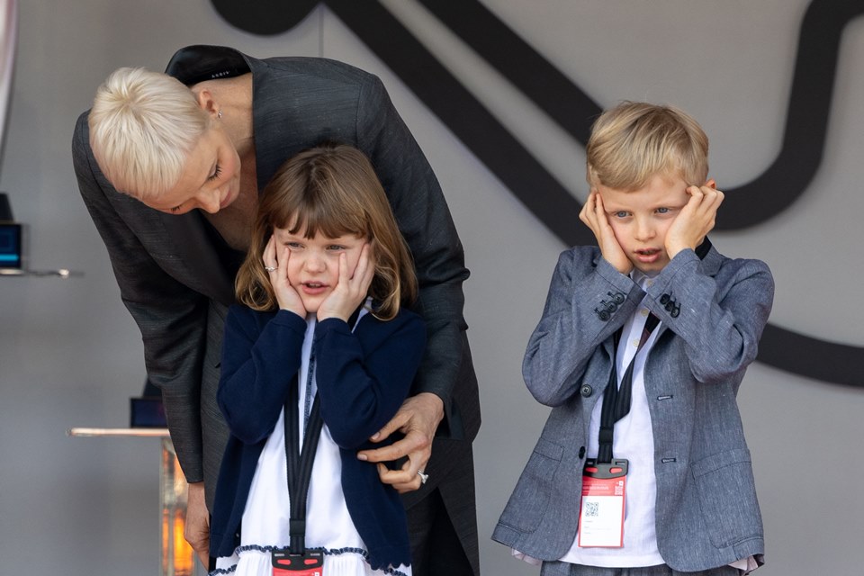 Foto colorida. Princesa Charlene com Gabriella e Jacques