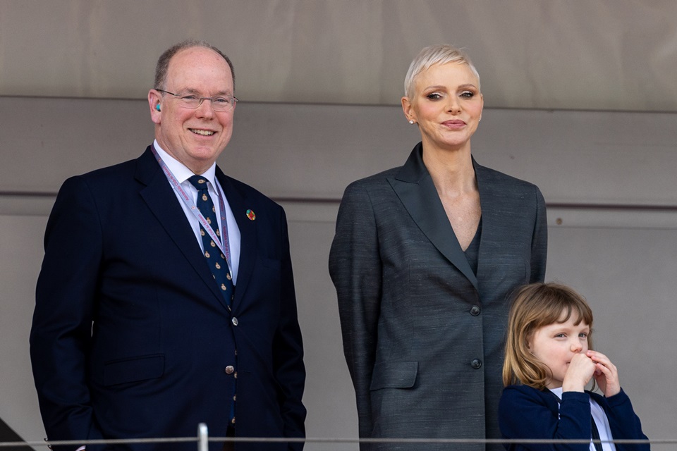 Foto colorida. Príncipe Albert, princesa Charlene e Gabriella