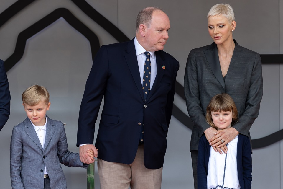 Foto colorida. Jacques, príncipe Albert, princesa Charlene e Gabriella