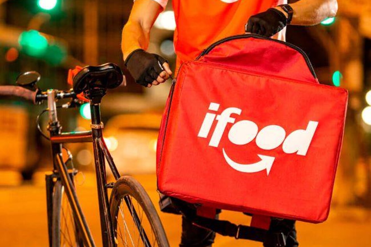Após protestos, iFood anuncia reajuste de 15% na taxa a entregadores