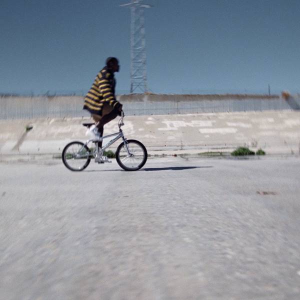 Modelo negro em bicicleta em foto com efeito borrado