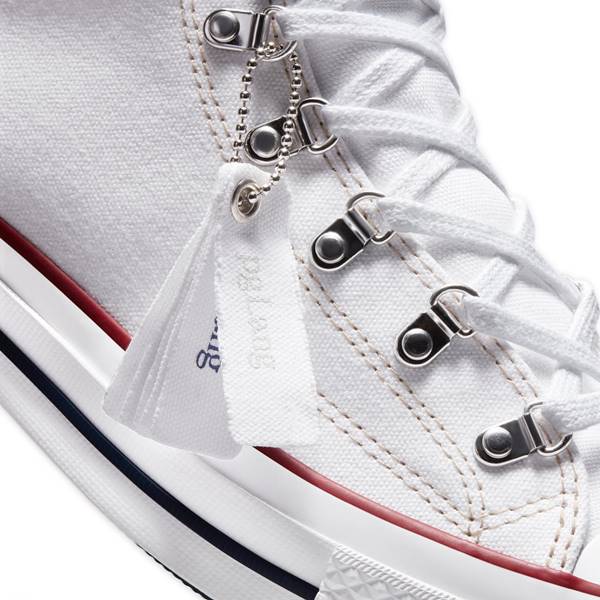 Tênis branco da converse com zoom nos detalhes do cadarço