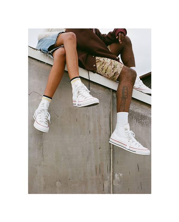 Modelos usam tênis branco da converse