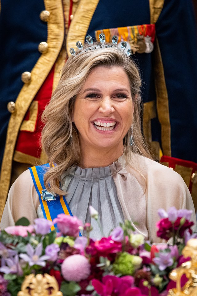 Foto colorida. Rainha Máxima com tiara