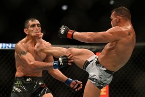 Tony Ferguson ficou com o rosto irreconhecível após chute - Metrópoles