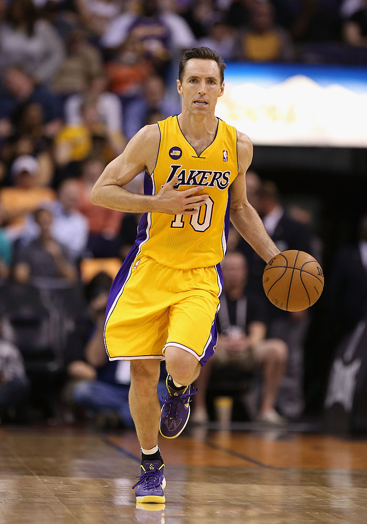 Steve Nash, amador canadense que à época atuava pelo Phoenix Suns. Venceu o prêmio de MVP por duas vezes seguidas 