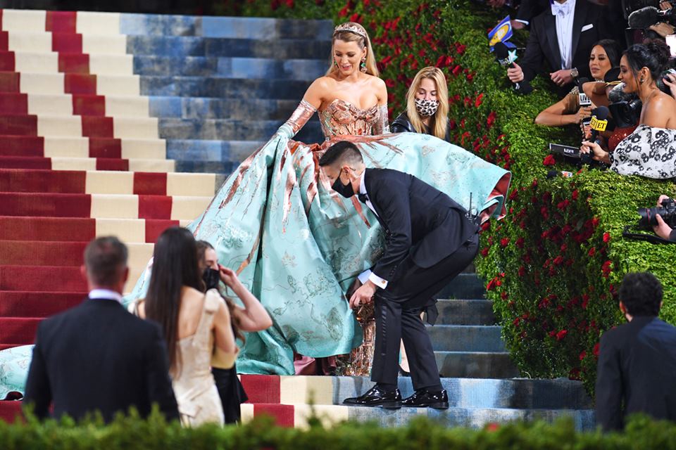 Foto colorida. Blake Lively nas escadarias do Met Gala