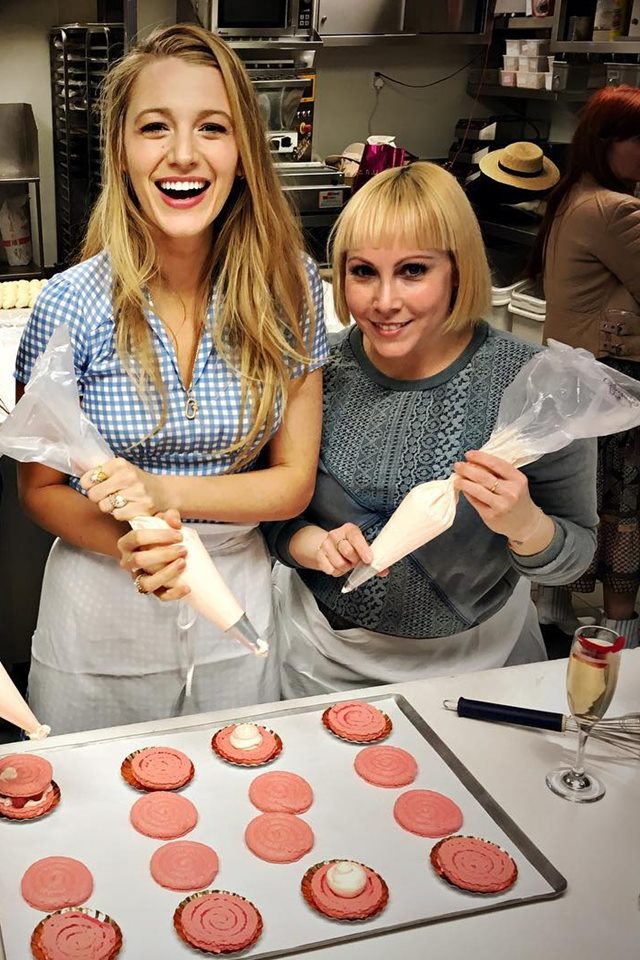 Foto colorida. Blake Lively prepara cupcakes