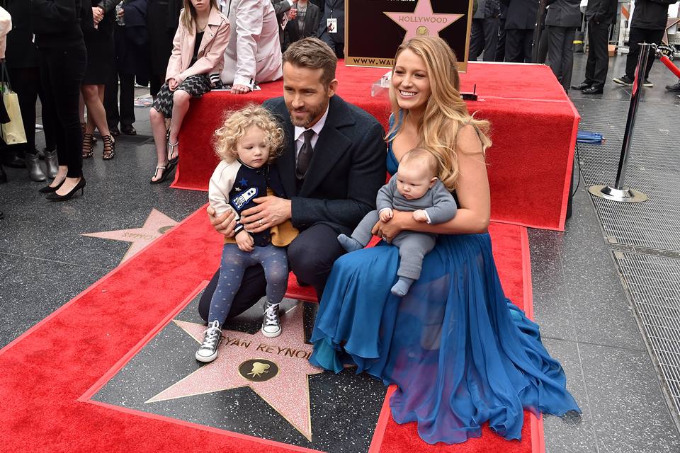 Foto colorida. Ryan Reynolds e Blake Lively