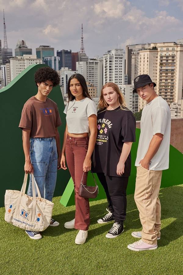 Quatro modelos, uma negra com camiseta marrom, uma com camiseta branca, uma com camiseta preta e um com camiseta branca e calça cargo