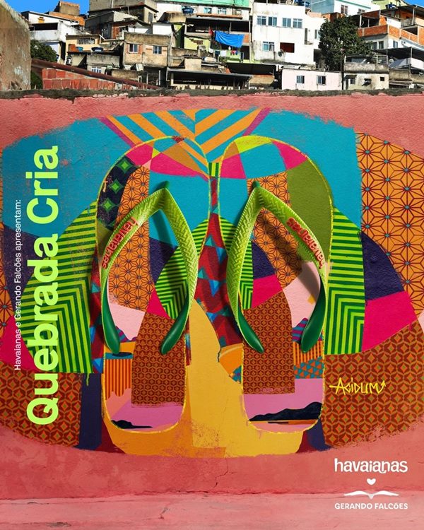 Chinelo da marca Havaianas com desenho colorido do artista plástico Acidum Project