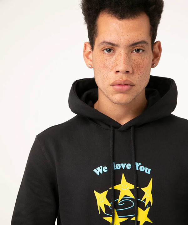 Modelo com sardas usa casaco com estampas de estrelas