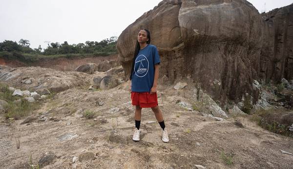 Peças de streetwear, da marca Monkey Star, em foto tirada em pedreira no interior de São Paulo