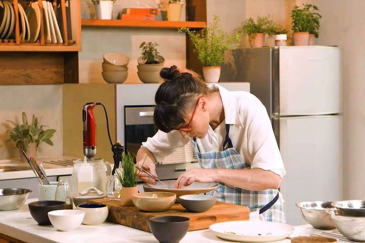 foto de mulher cozinhando