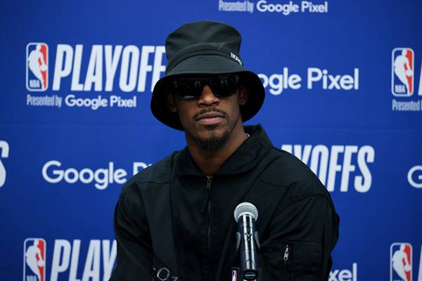 Jogador de basquete em coletiva de imprensa usa bucket hat