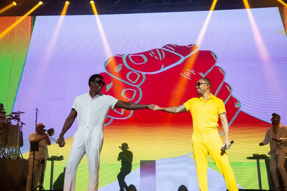 Seu Jorge e Alexandre Pires em apresentação do show Irmãos na inauguração do Vibra São Paulo (Foto: Caio Duran)