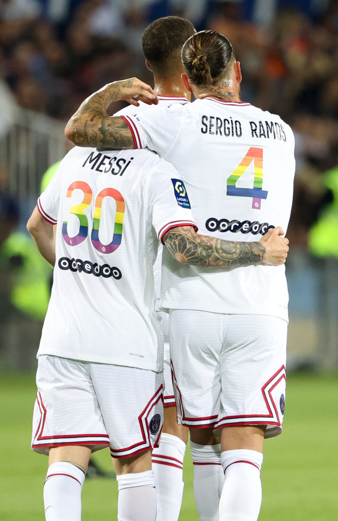 Messi e Sergio Ramos, atletas do PSG, durante comemoração de gol na vitória por 4 x0 sobre o Montpellier