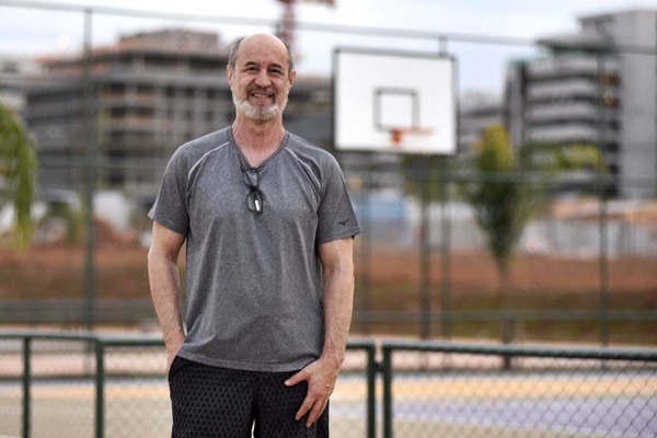 Homem branco em quadra de basquete