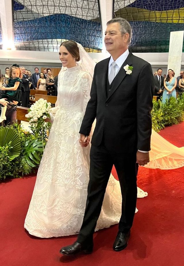 Marcela Merheb e Silvio Tiecher se casam na Catedral de Brasília