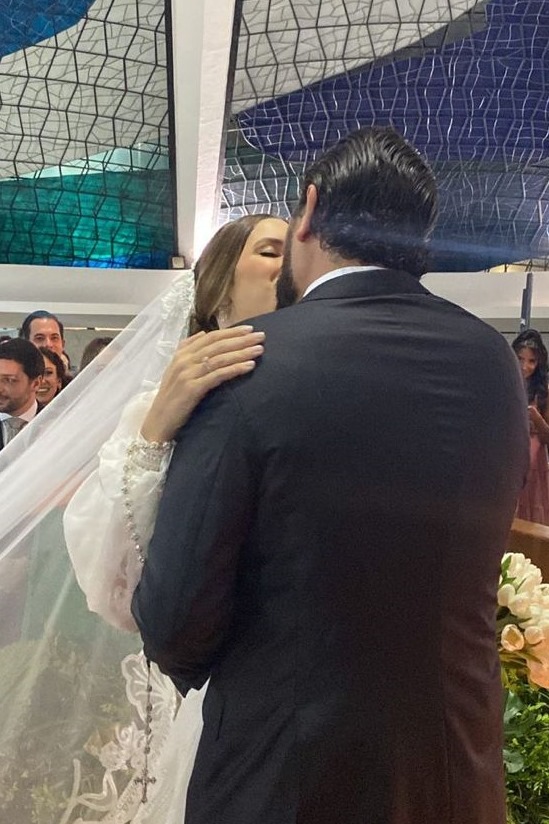 Marcela Merheb e Silvio Tiecher se casam na Catedral de Brasília