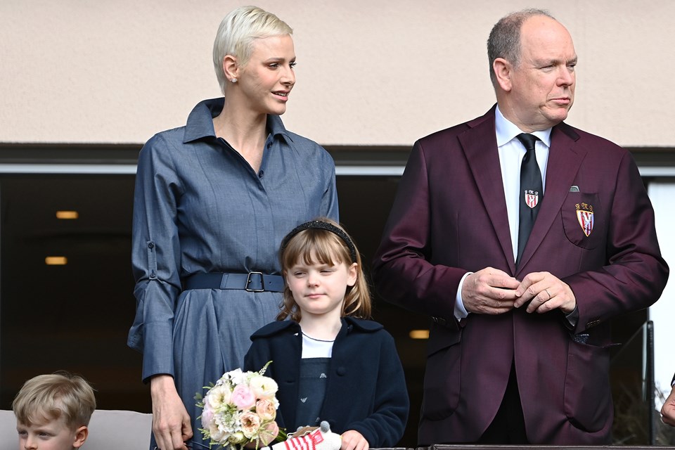 Foto colorida. Princesa Charlene, príncipe Albert, Gabriella e Jacques