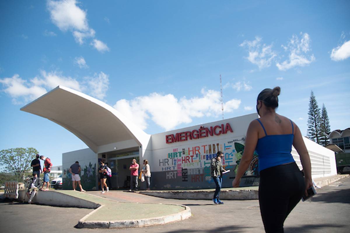 DF: homem é agredido a cadeiradas por estar acompanhado de transexual