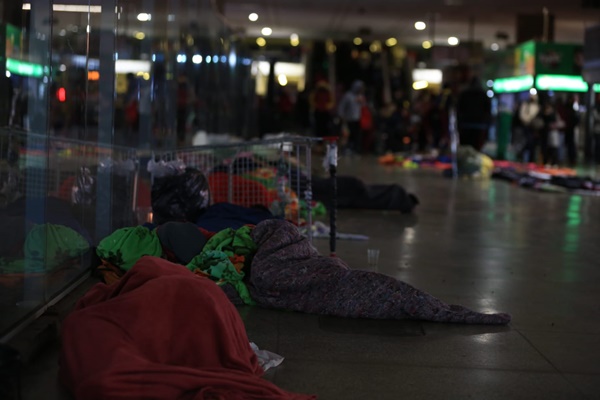 Frio em Brasília. Termômetros registraram a mais baixa temperatura da história do DF. Na foto, pessoas em situação de vulnerabilidade dormindo no chão da Rodoviária do Plano Piloto.