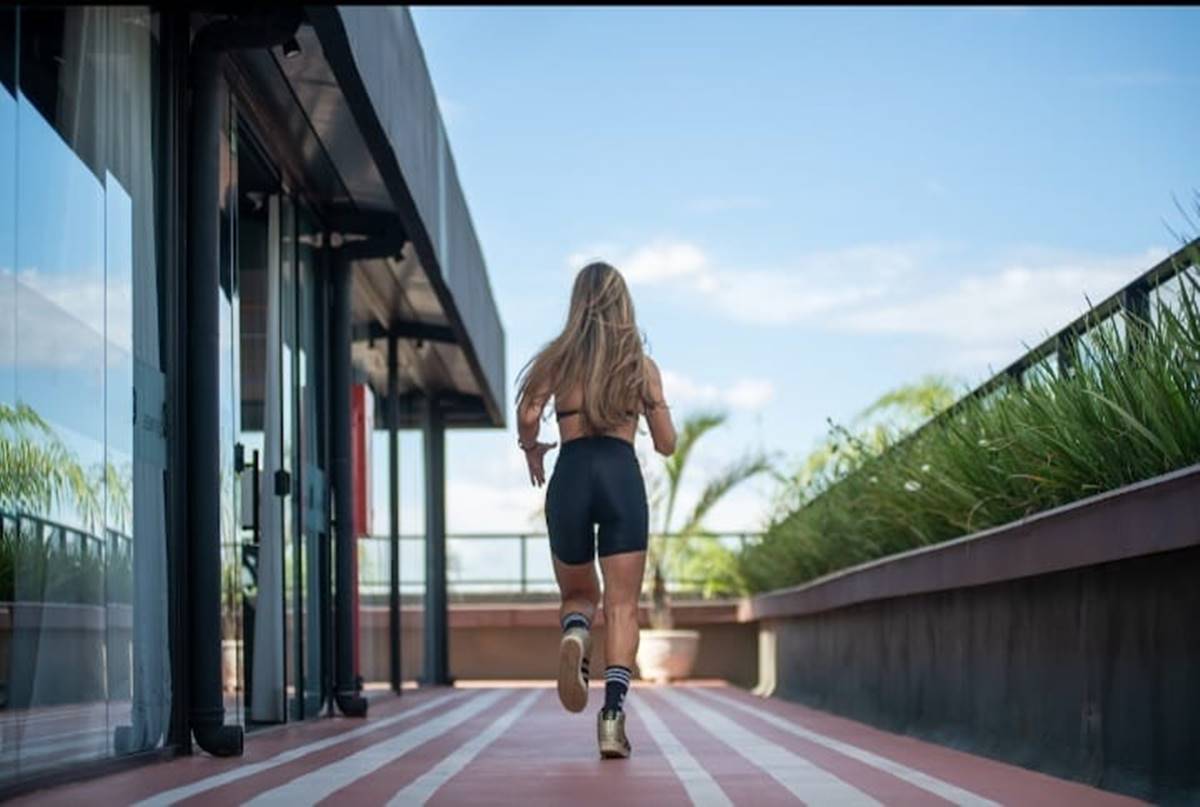 Foto colorida de mulher correndo-Metrópoles