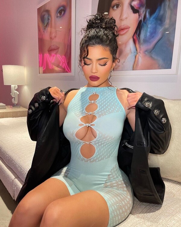 Kylie Jenner usa vestido com recorte frontal