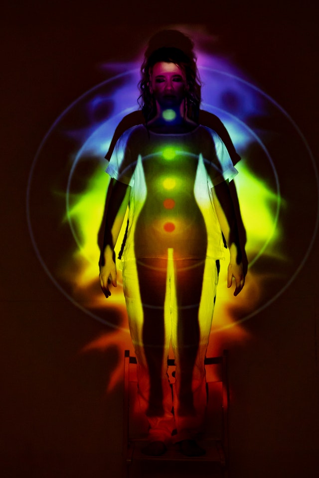 Corpo de pessoa com cores chakras