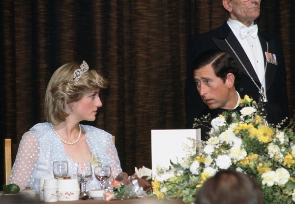 Mulher branca com uma tiara de diamantes na cabeça 