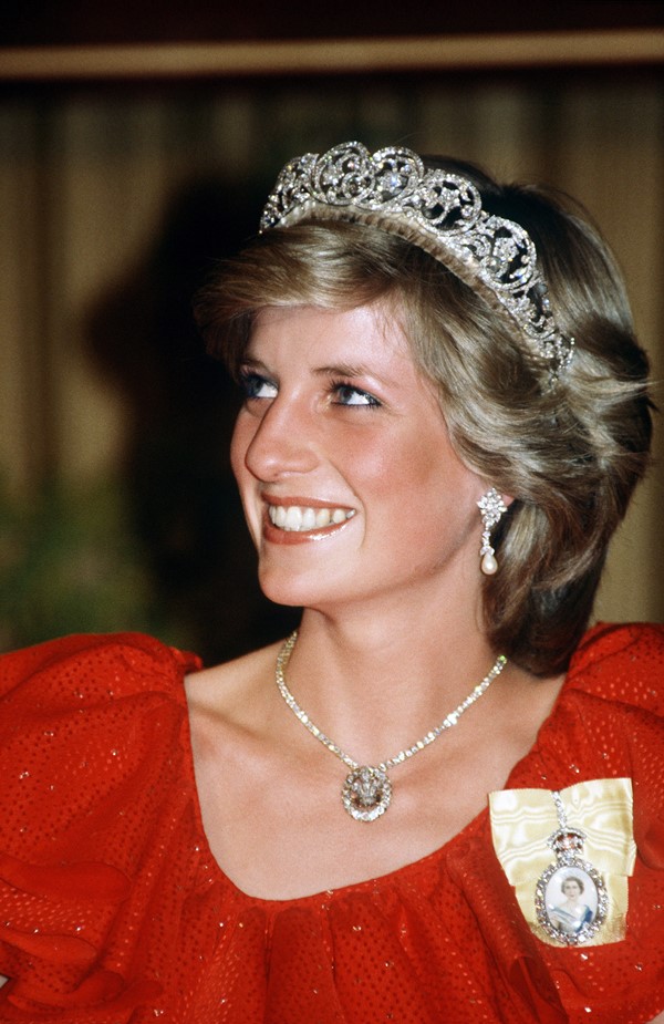 Mulher branca com uma tiara de diamantes na cabeça 