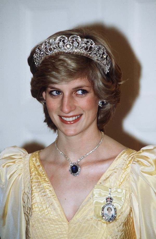 Mulher branca com uma tiara de diamantes na cabeça 