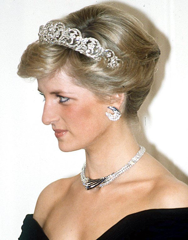 Mulher branca com uma tiara de diamantes na cabeça 