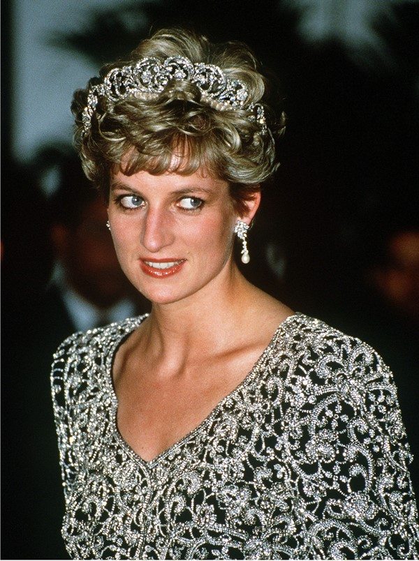 Mulher branca com uma tiara de diamantes na cabeça 