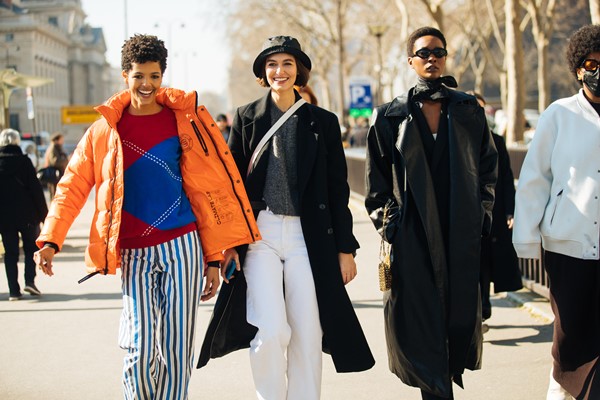 A modelo brasileira Laiza de Moura, Rayssa Medeiros e Mahany Pery após o desfile da Chanel no Grand Palais Éphémère durante a Paris Fashion Week Outono/Inverno 2022 em 08 de março de 2022 em Paris, França. Laiza (E) veste jaqueta laranja, camisa vermelha e azul, calça listrada azul, marrom e branca. Rayssa (C) faz sinal de paz e usa chapéu preto, casaco preto comprido, suéter cinza, jeans branco. Mahany (D) usa óculos de sol pretos, um casaco longo de couro preto, lenço preto no pescoço.