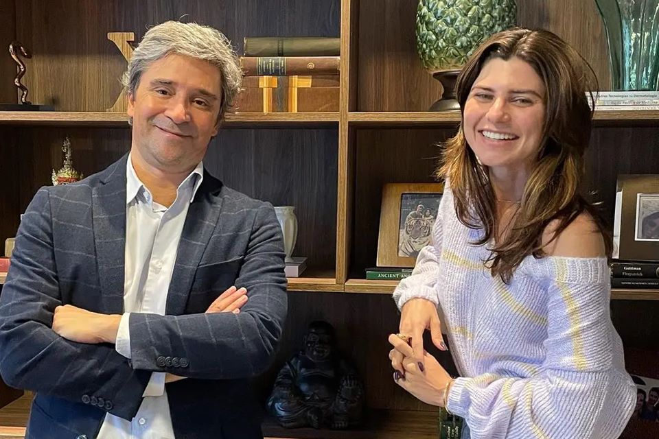 Foto colorida. Médico Fernando Macedo e Julianne Trevisol