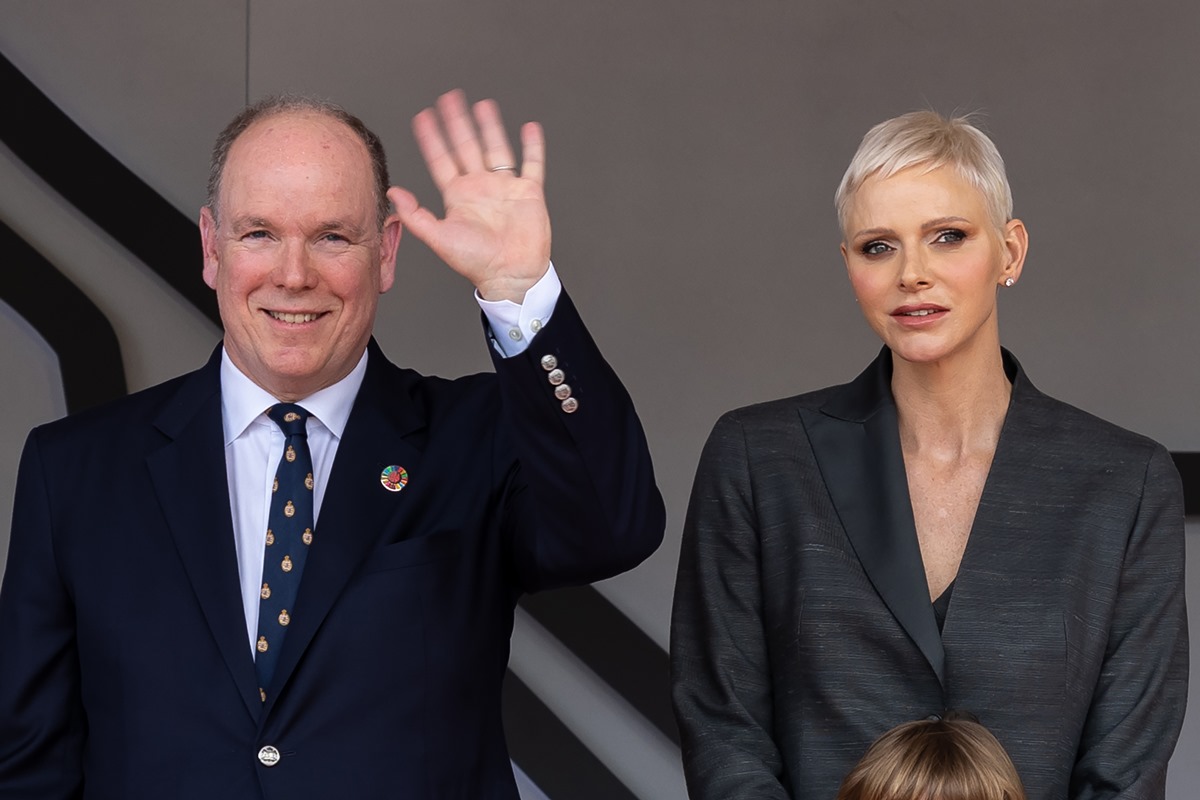 Príncipe Albert e princesa Charlene de Mônaco em evento. Ele acena para frente - Metrópoles