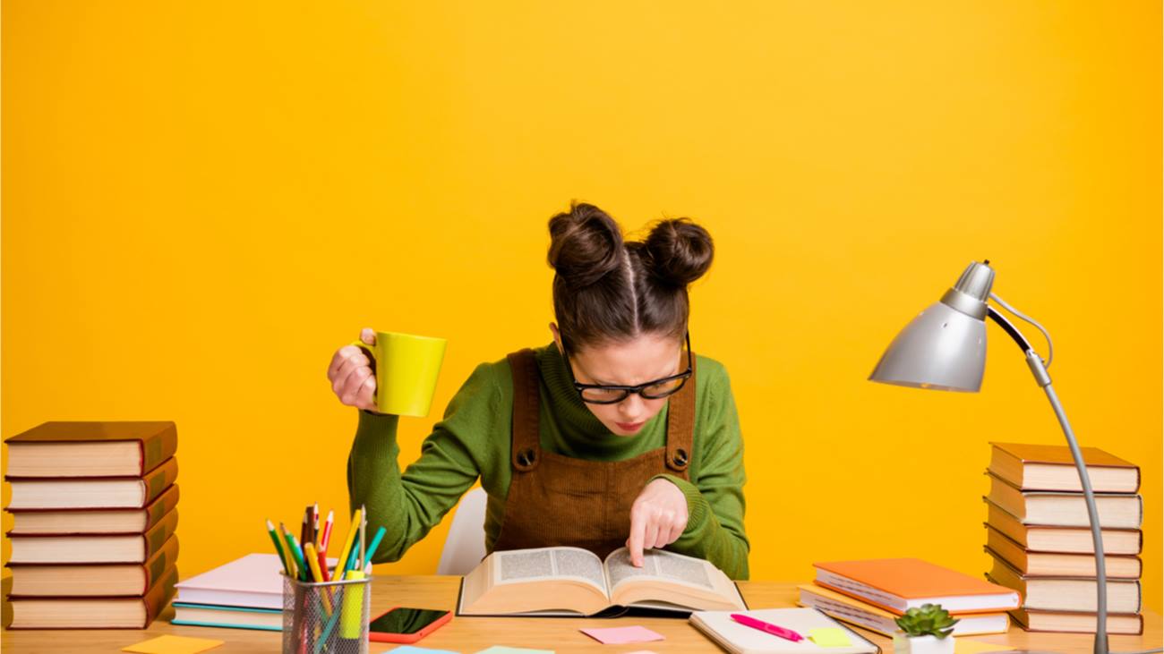 Imagem colorida de uma mulher estudando