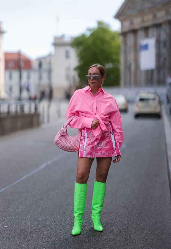 Look rosa com bota verde over the knee