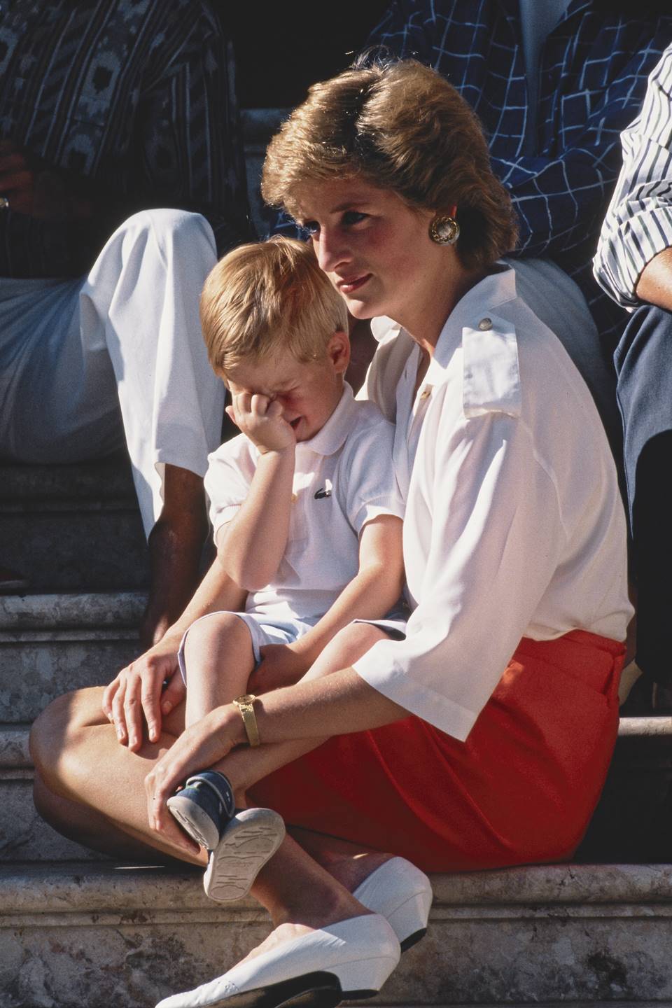 Foto colorida. Príncipe Harry e princesa Diana