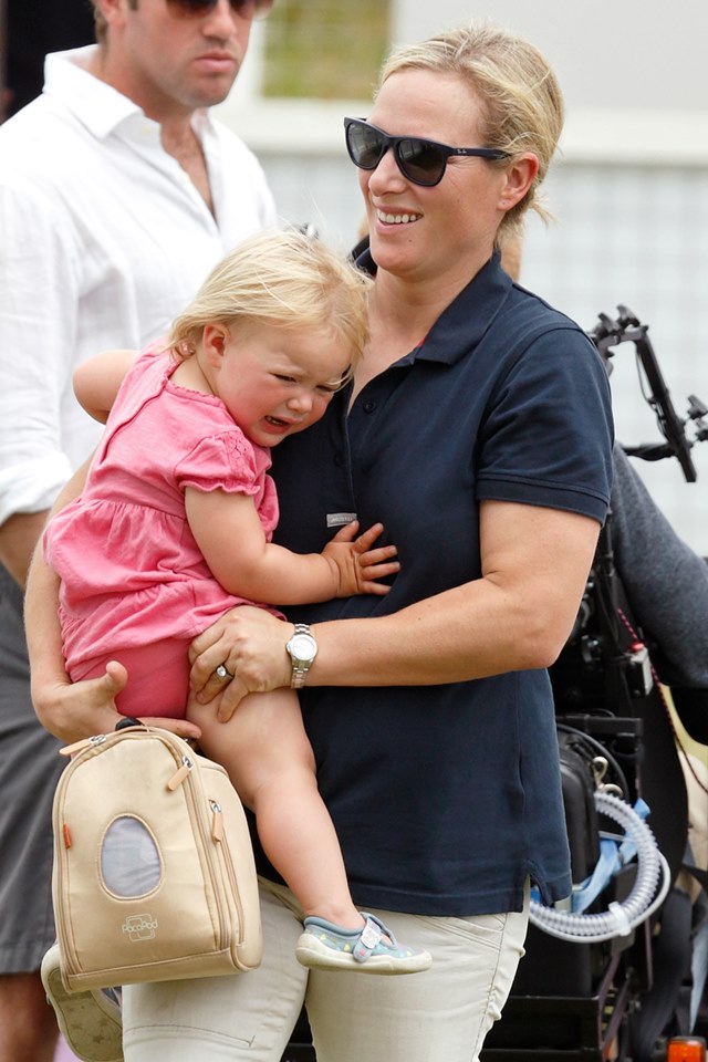 Foto colorida. Zara Tindall e Mia Tindall chorando