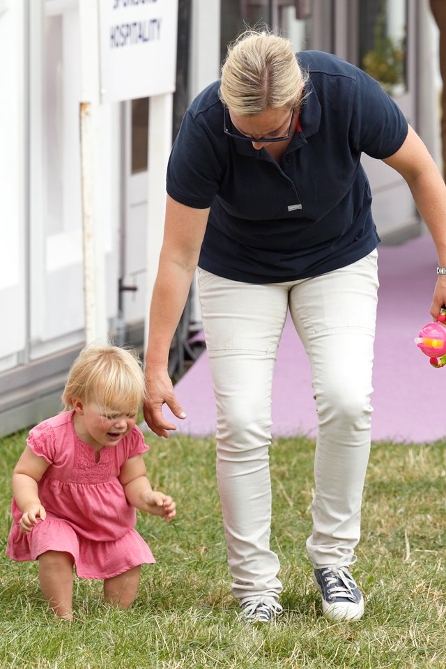 Foto colorida. Zara Tindall e Mia Tindall chorando