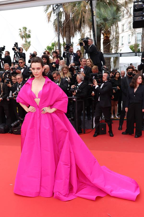 Katherine Langford com vestido rosa