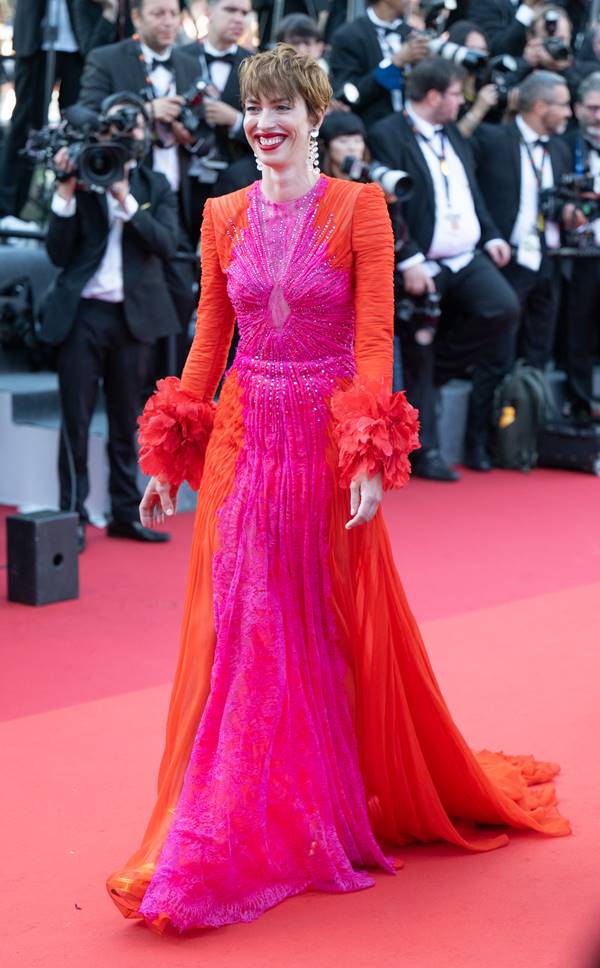 Rebecca Hall usando vestido com rosa e vermelho